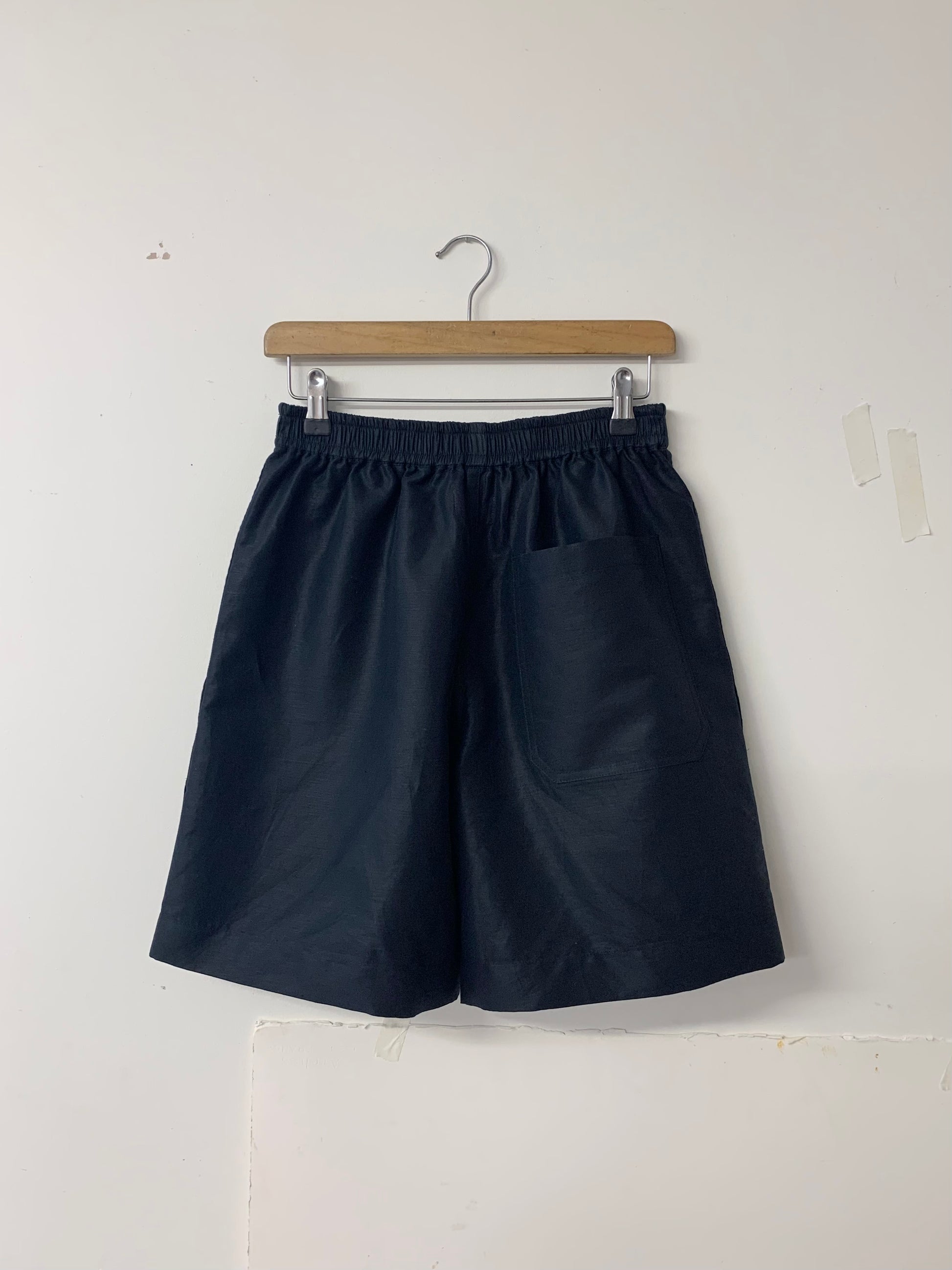 training short linen cotton twill black back hanger