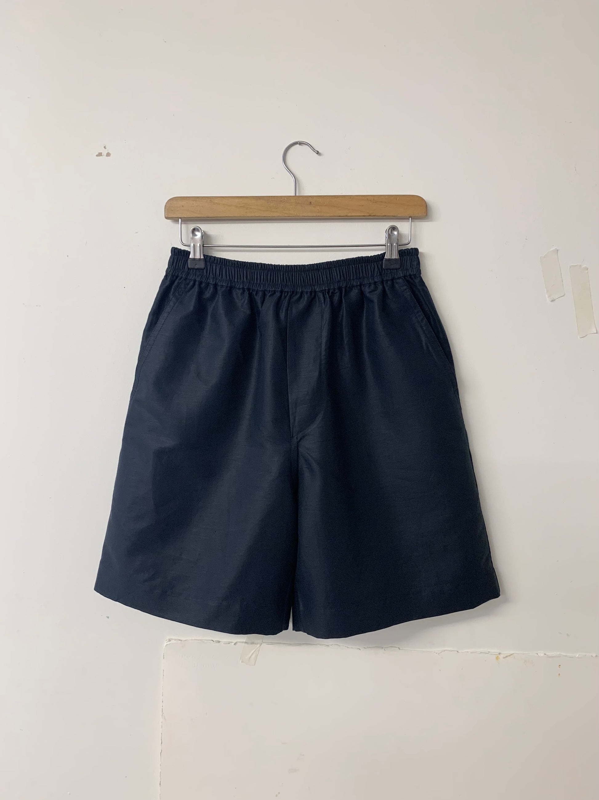 training short linen cotton twill black front hanger